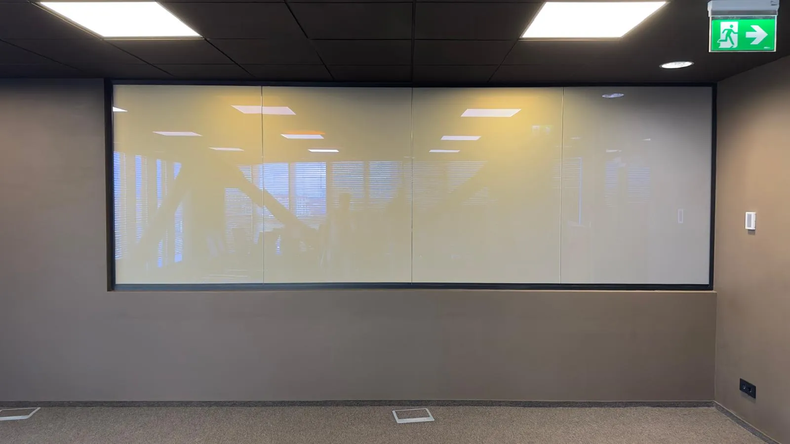 Folie inteligentă pentru birouri — proiect Inovatek