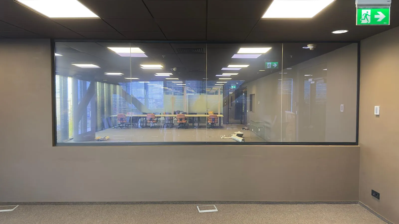 Folie inteligentă pentru birouri — proiect Inovatek