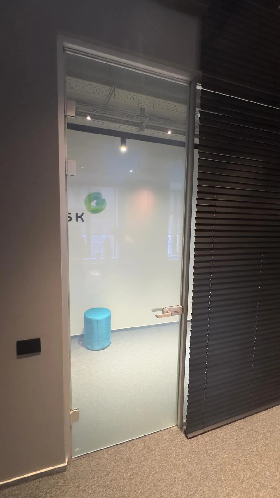 Folie inteligentă pentru birouri — proiect Inovatek