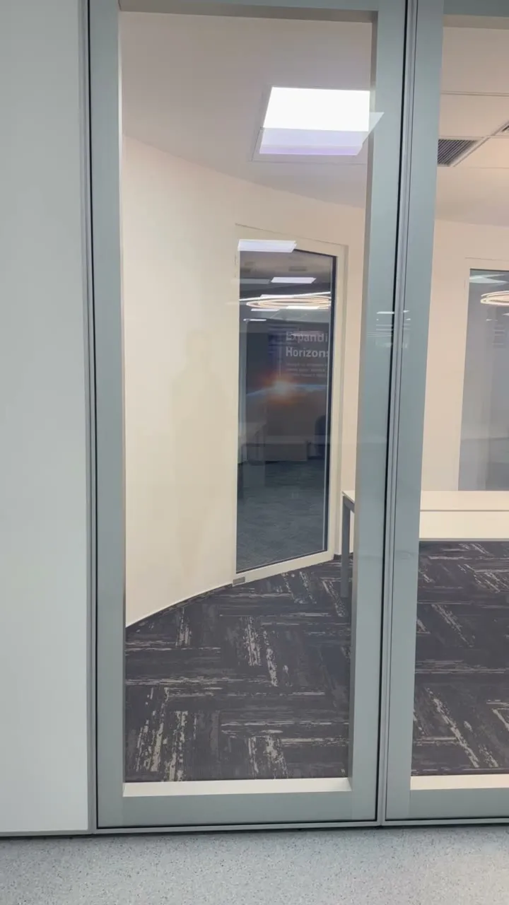 Folie inteligentă pentru birouri — proiect Inovatek