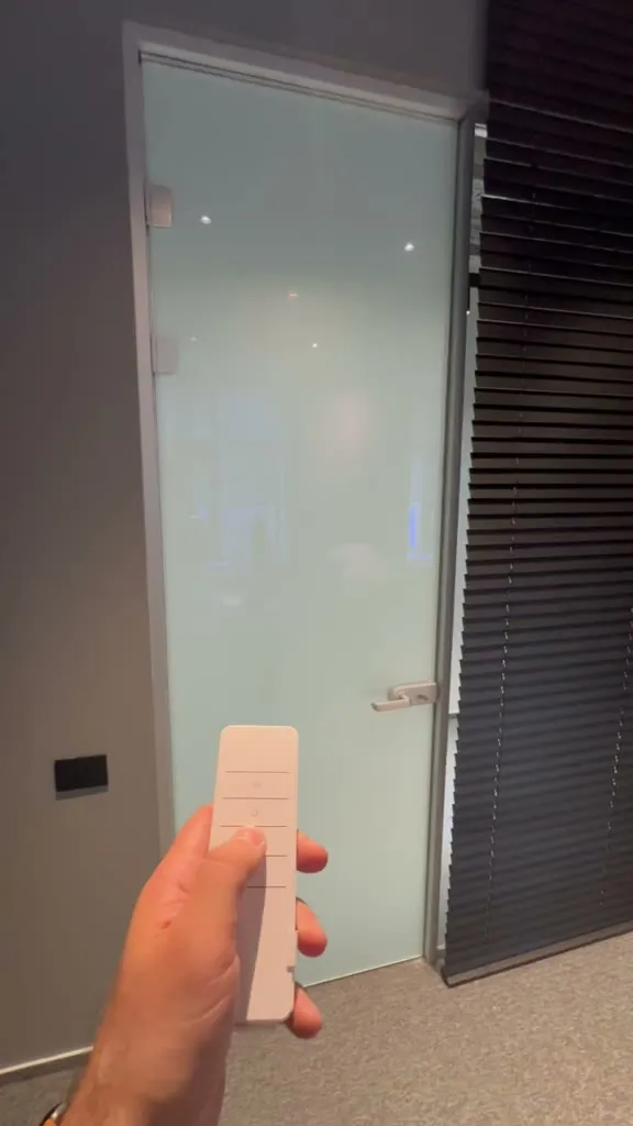 Folie inteligentă pentru birouri — proiect Inovatek