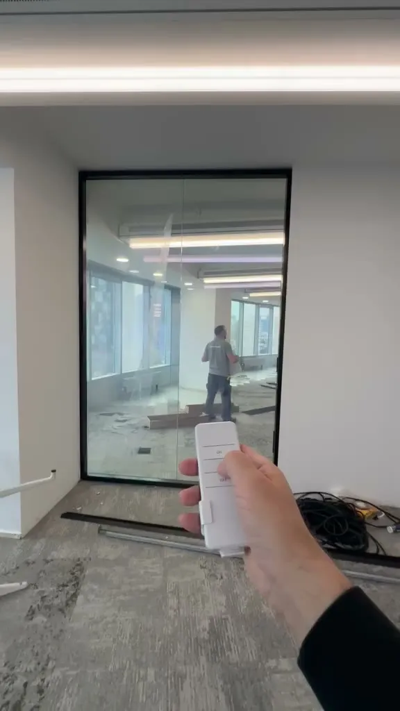 Folie inteligentă pentru birouri — proiect Inovatek