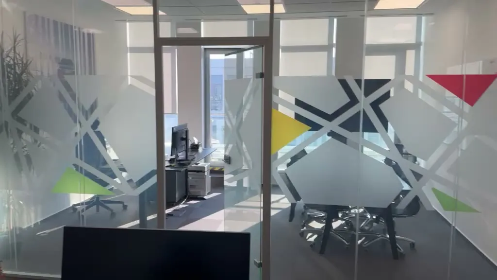 Folie inteligentă pentru birouri — proiect Inovatek